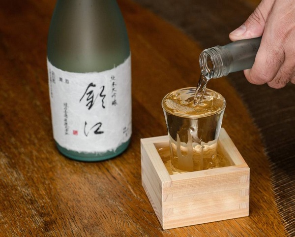 Pourquoi au Japon font-ils déborder le saké quand ils le servent? – 神龍  Shin-Ryū