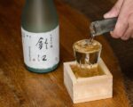 Pourquoi au Japon font-ils déborder le saké quand ils le servent?
